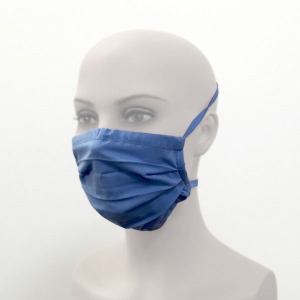 Behelfsmundschutz mit Bändern wiederverwendbar hellblau Frau Seite Corona Virus Krise